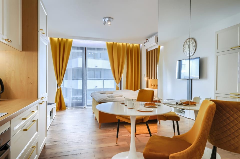 Bed, Kitchen or kitchenette, Seating area, Dining area
