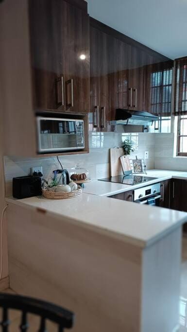 People, Kitchen or kitchenette, group of guests, minibar, pet friendly, stove