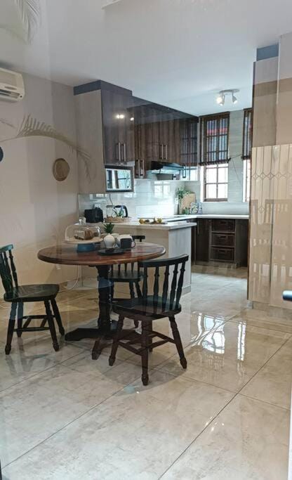 Kitchen or kitchenette, Breakfast, minibar, pet friendly