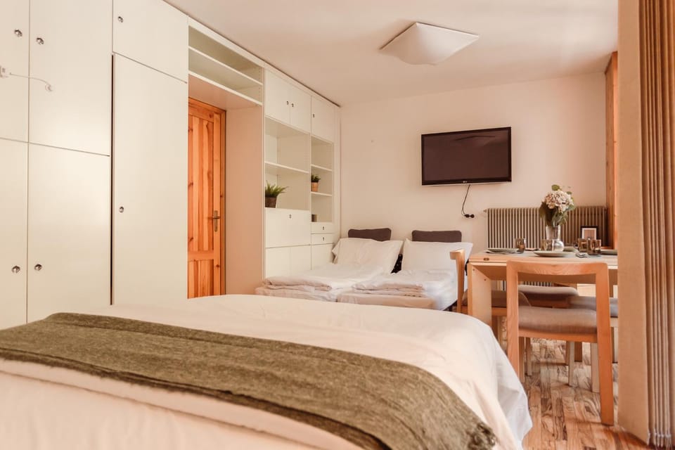 Bed, TV and multimedia, Photo of the whole room, Seating area, Bedroom, wardrobe