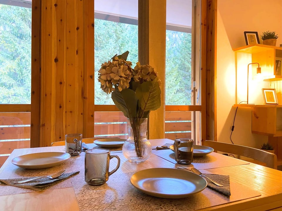 Photo of the whole room, Dining area