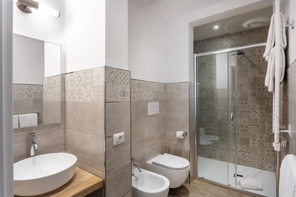 Shower, Toilet, Bathroom, bidet, towels