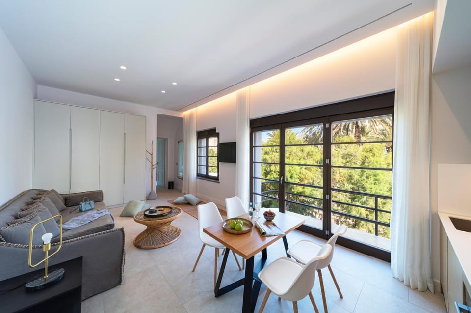 TV and multimedia, Living room, Seating area, Dining area