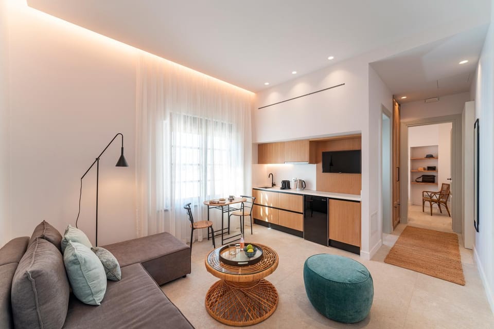 Kitchen or kitchenette, Seating area, Dining area