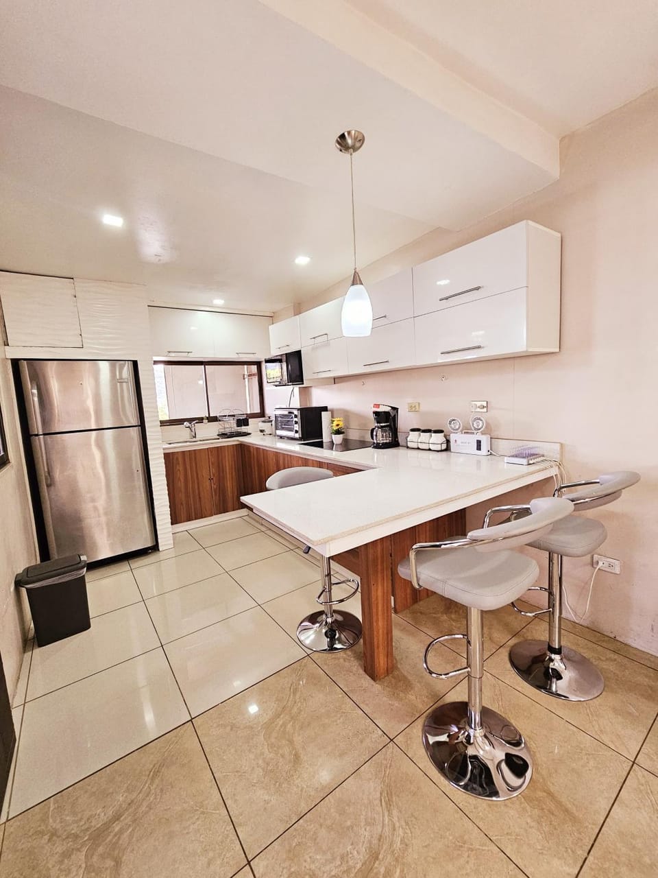 Coffee/tea facilities, Kitchen or kitchenette, microwave, storage, toaster, kitchen