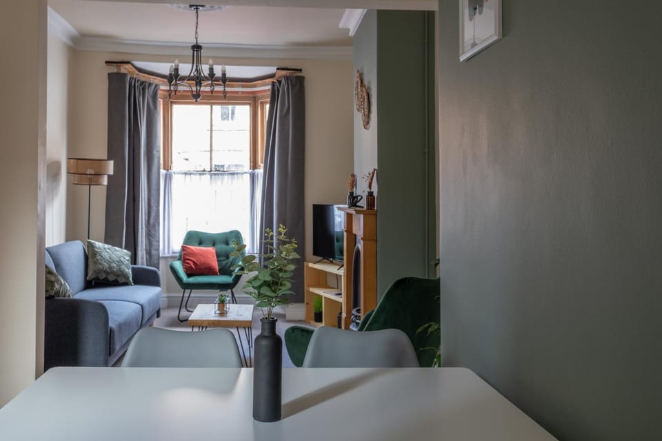 TV and multimedia, Living room, Photo of the whole room, Seating area, Dining area, hair dresser