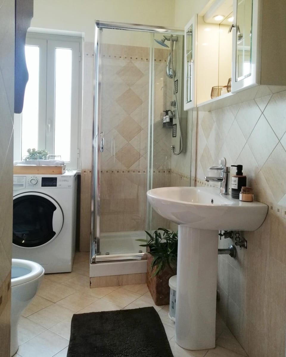 Shower, Toilet, Bathroom, towels