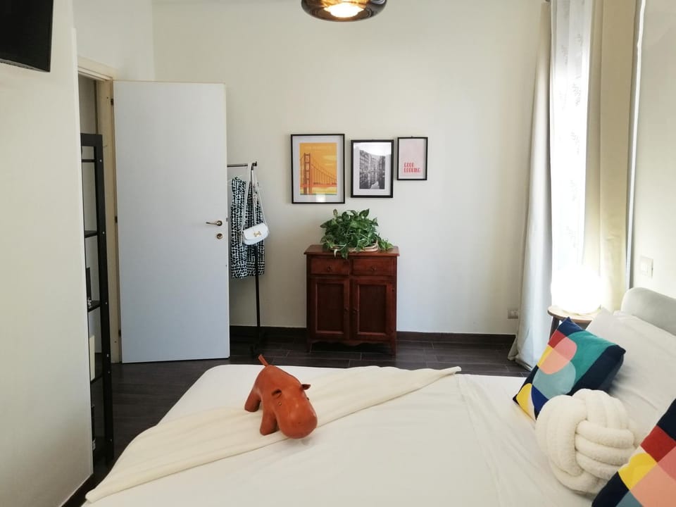 Bed, TV and multimedia, Photo of the whole room, Bedroom