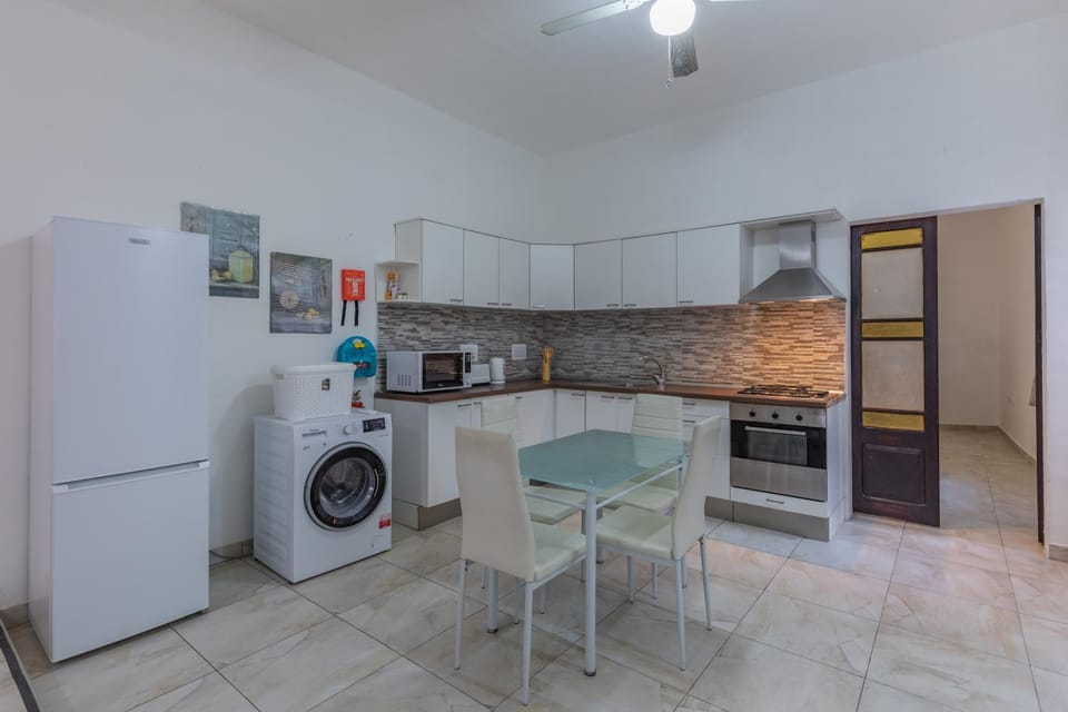 Kitchen or kitchenette, Dining area, minibar, pet friendly, stove, toaster, washing machine