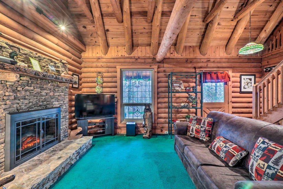 Gatlinburg Log Cabin with Hot Tub and Mountain Views! Cabin in Pittman Center