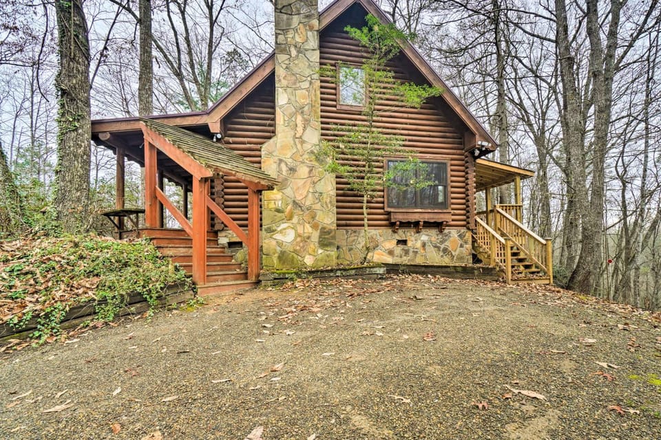 Gatlinburg Log Cabin with Hot Tub and Mountain Views! Cabin in Pittman Center