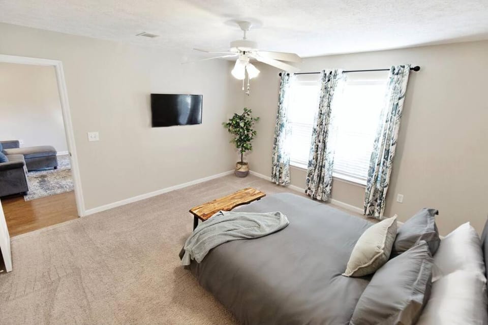 Bed, TV and multimedia, Bedroom