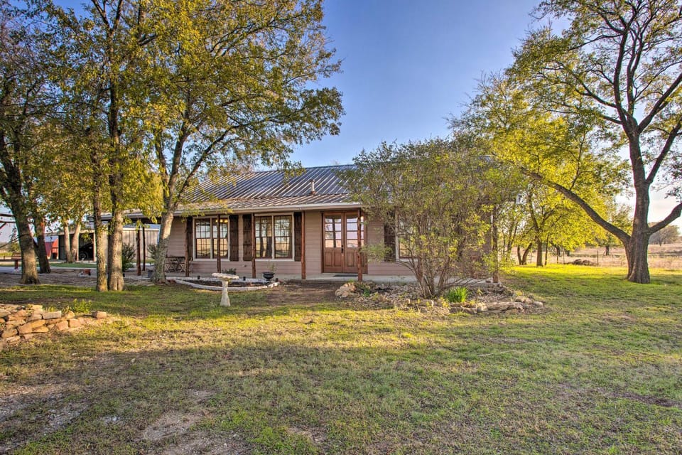Charming Gainesville Retreat: Barn, Horses Welcome House in Texas