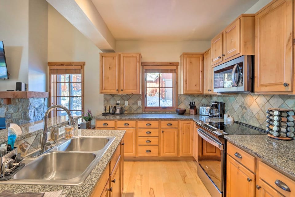 Ski-In/Ski-Out Donnelly Townhome w/ Hot Tub! House in Valley County
