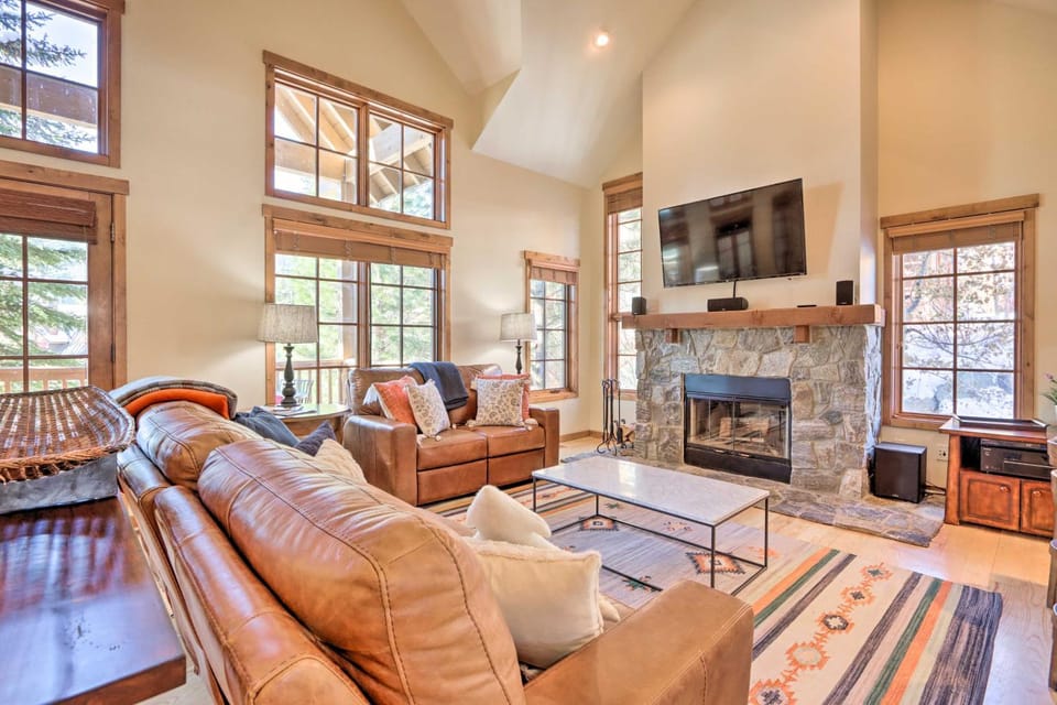 Ski-In/Ski-Out Donnelly Townhome w/ Hot Tub! House in Valley County