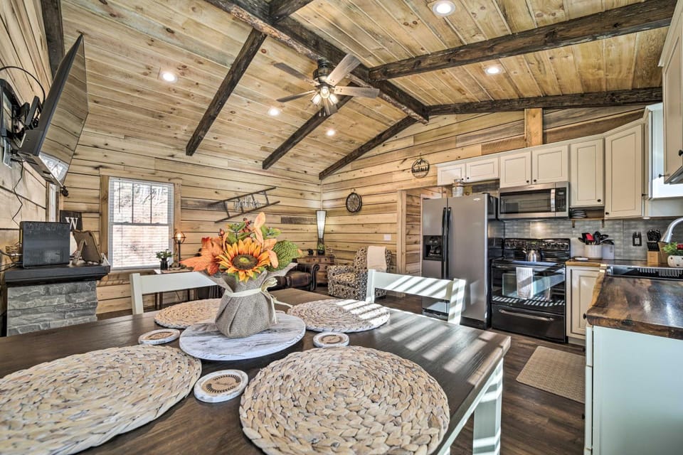 Modern Cabin w/ Fire Pit < 3 Mi to Trails! Cabin in Tennessee