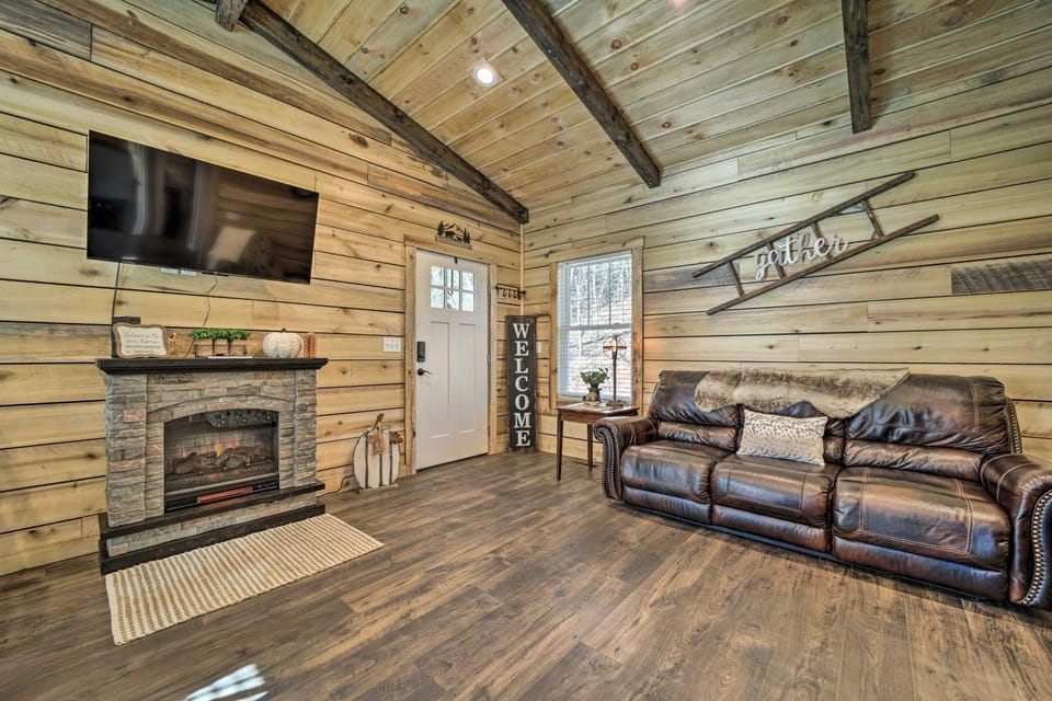 Modern Cabin w/ Fire Pit < 3 Mi to Trails! Cabin in Tennessee
