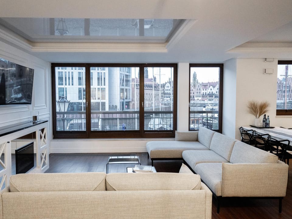 TV and multimedia, View (from property/room), Living room, Seating area, City view, Landmark view, River view, Street view