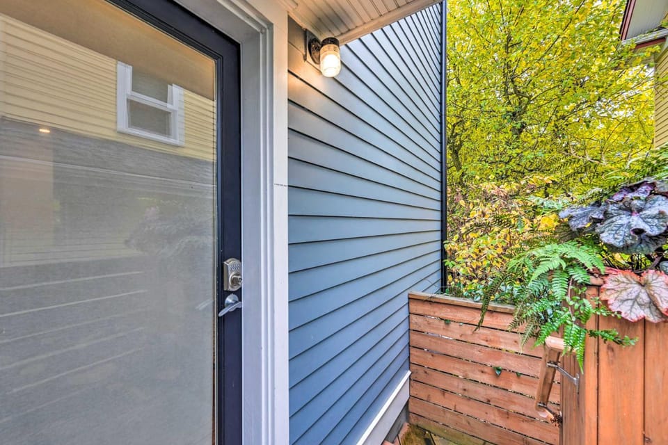 2 Mi to Capitol Hill & Lumen Field! Seattle Escape Apartment in Seattle