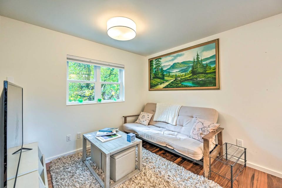 2 Mi to Capitol Hill & Lumen Field! Seattle Escape Apartment in Seattle