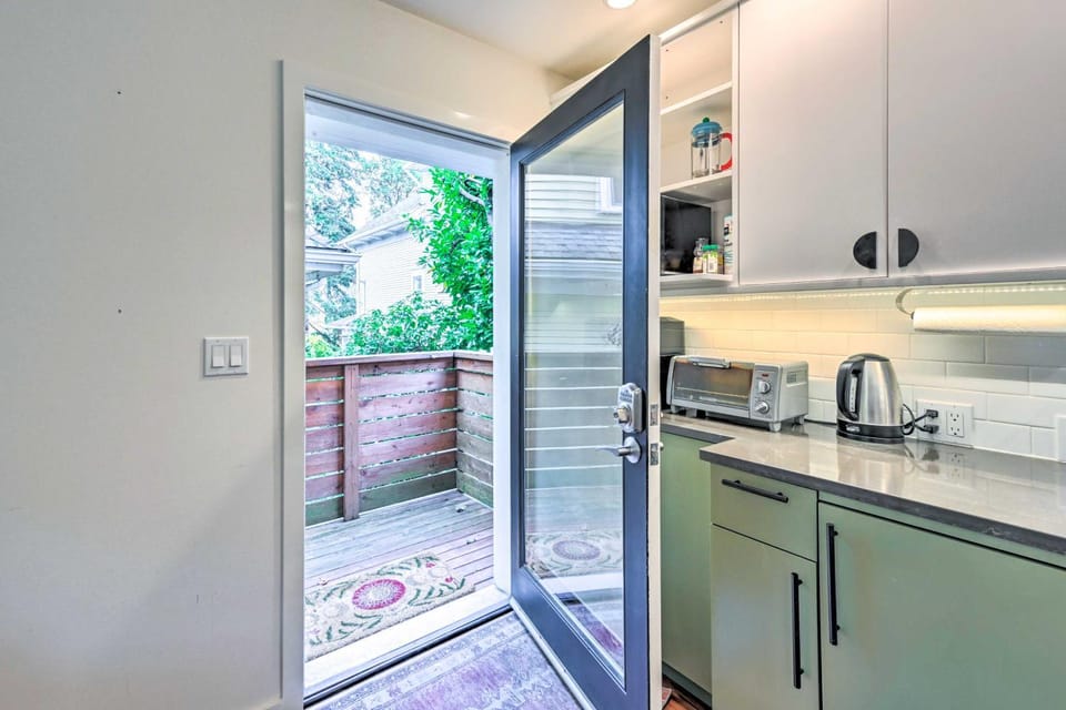 2 Mi to Capitol Hill & Lumen Field! Seattle Escape Apartment in Seattle