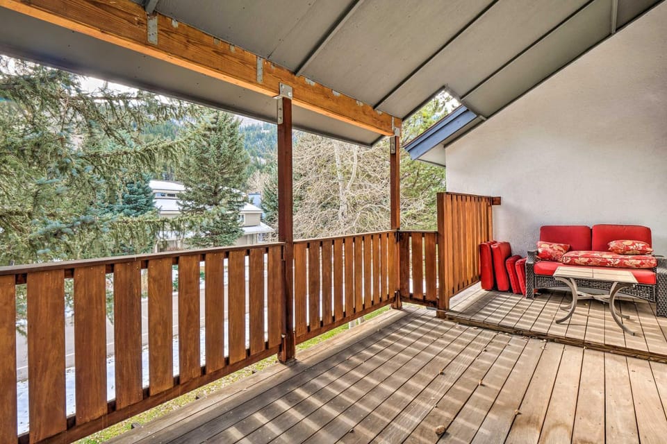 Bright Eagle-Vail Escape w/ Deck + Mtn Views! House in Avon