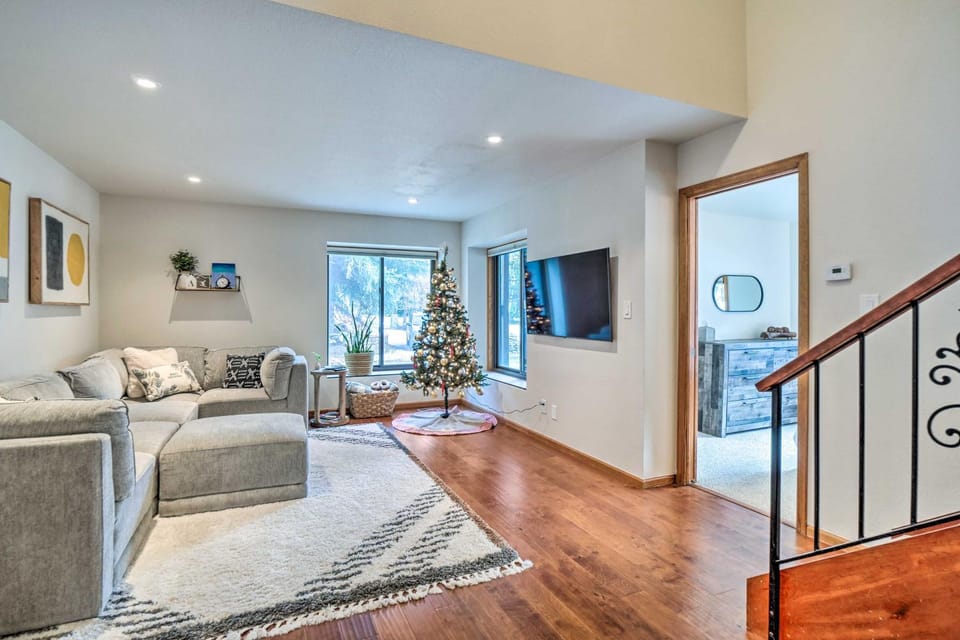 Bright Eagle-Vail Escape w/ Deck + Mtn Views! House in Avon