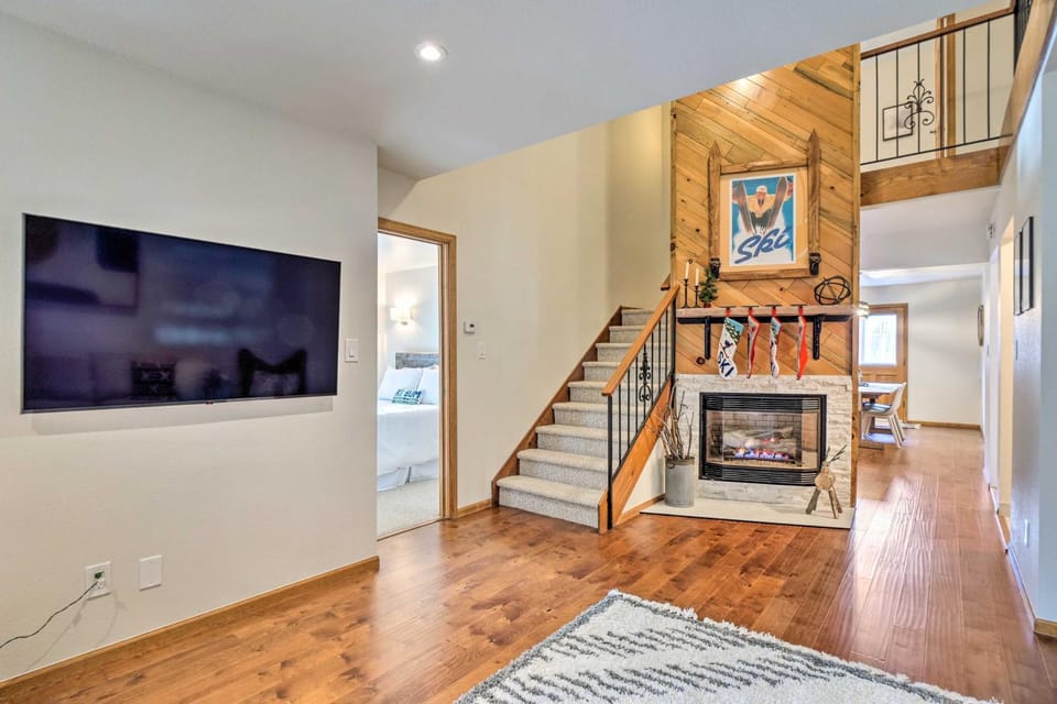 Bright Eagle-Vail Escape w/ Deck + Mtn Views! House in Avon