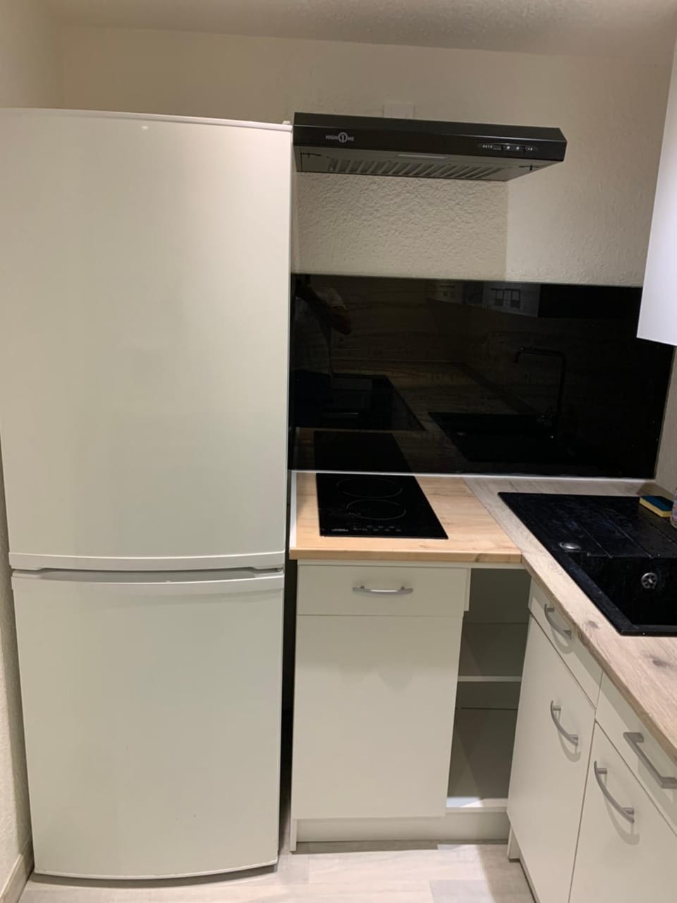 Kitchen or kitchenette, minibar