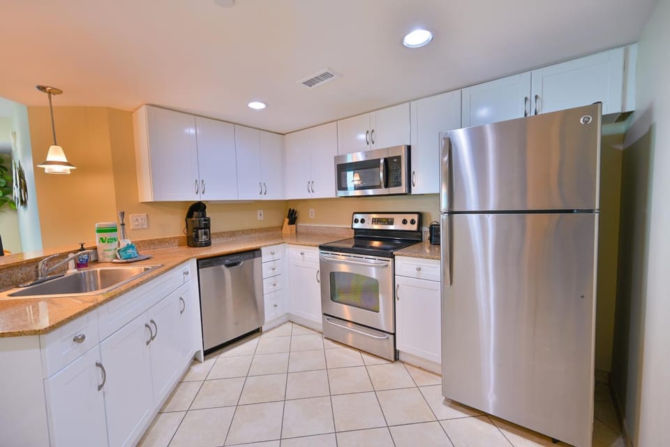 Kitchen or kitchenette, oven