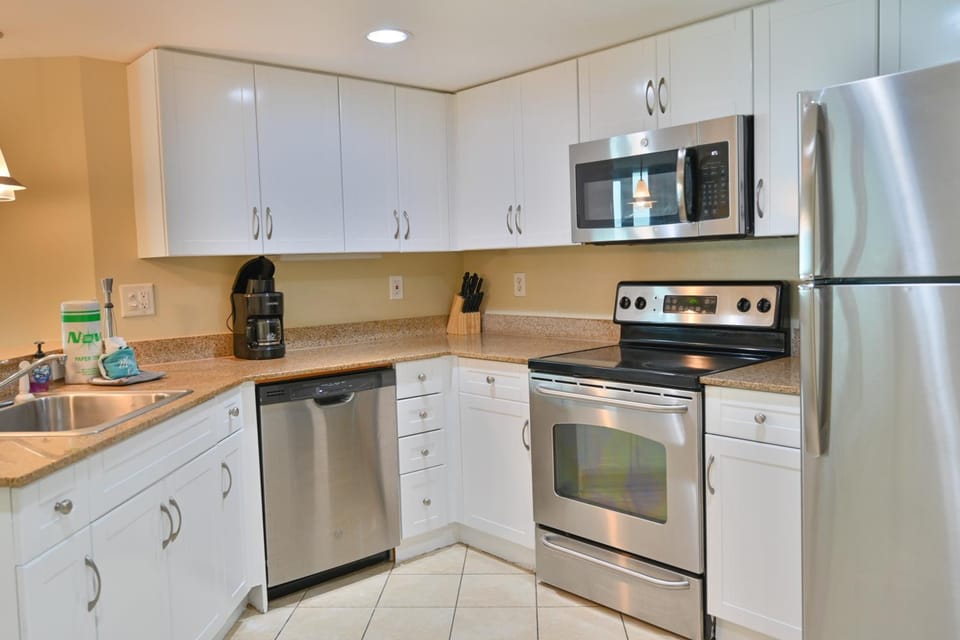Kitchen or kitchenette, oven