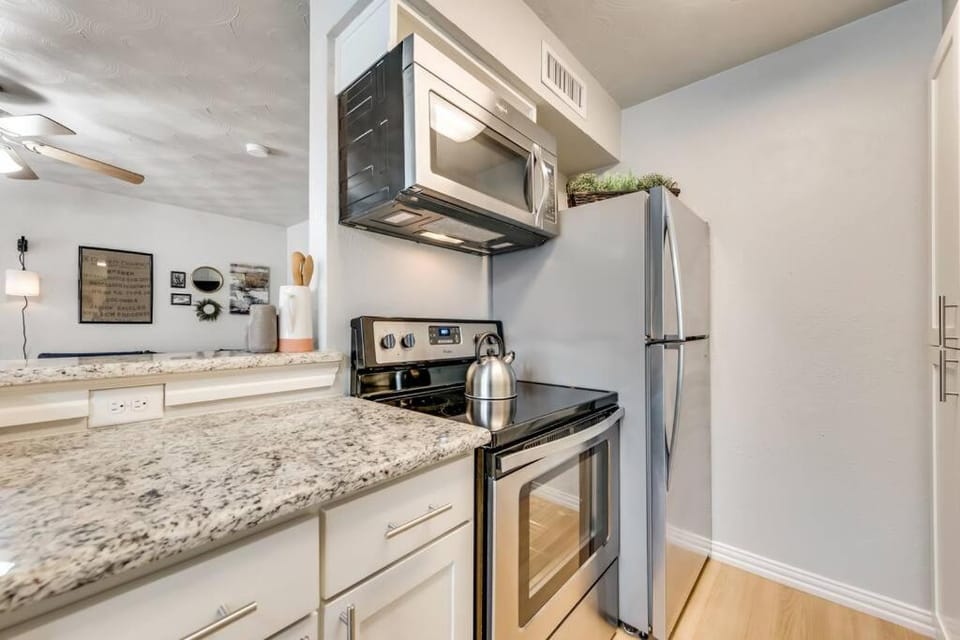 Kitchen or kitchenette, minibar, pet friendly, stove