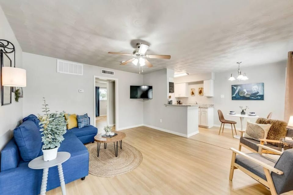 Kitchen or kitchenette, Living room, Seating area, Dining area