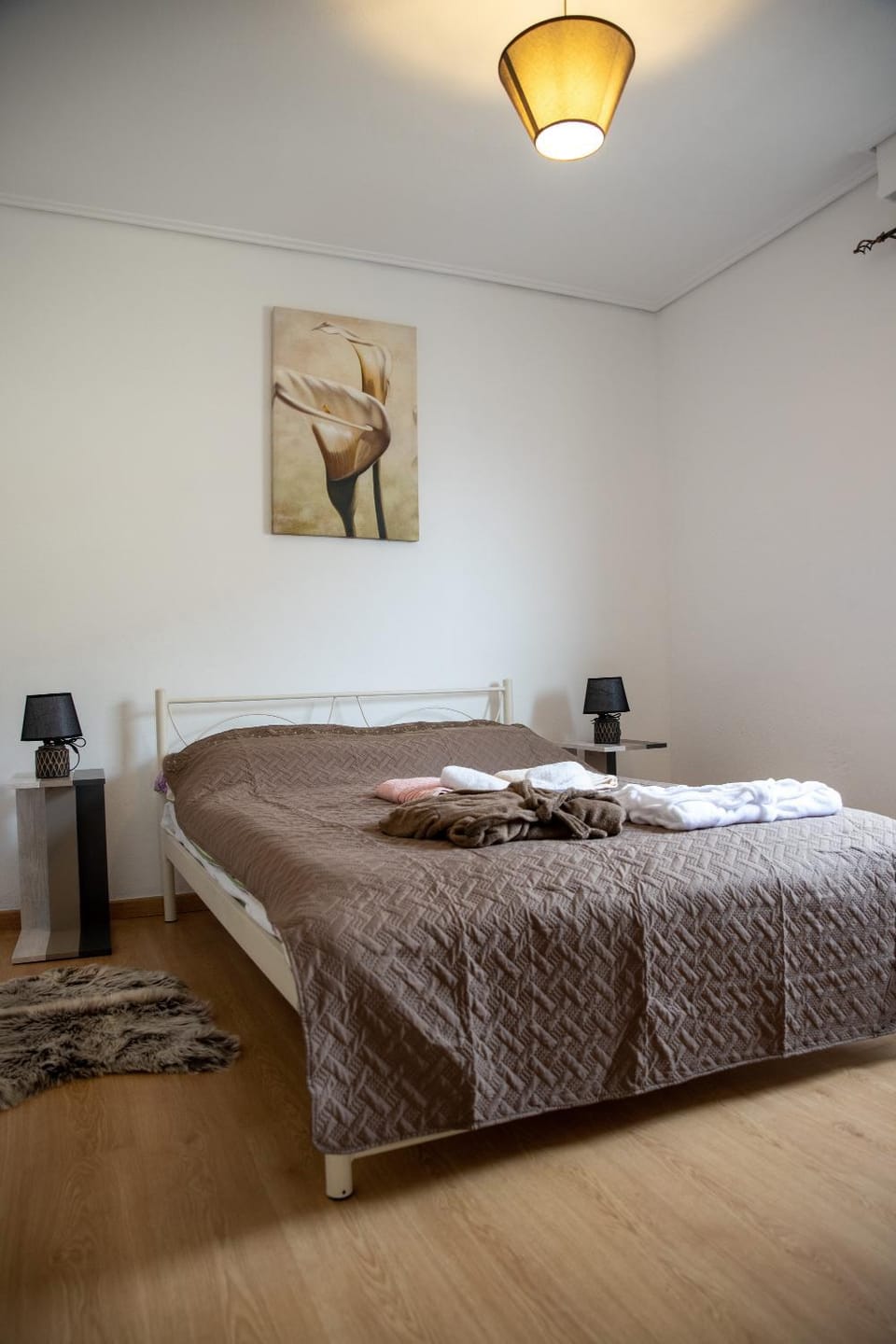 Bed, Bedroom, towels