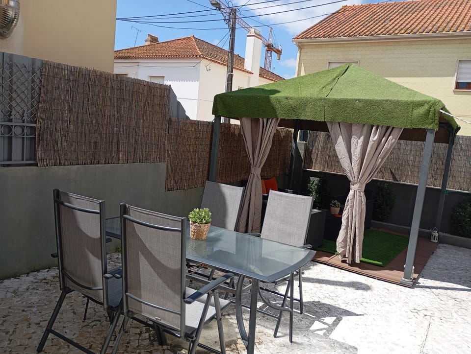Property building, Patio, Day, Balcony/Terrace, Dining area