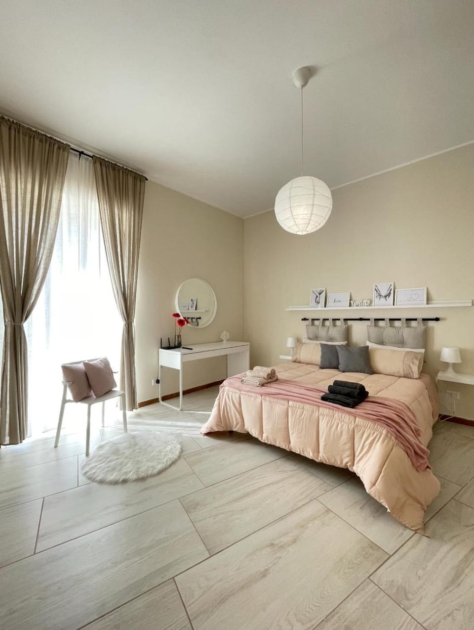 Bed, Photo of the whole room, Bedroom, towels