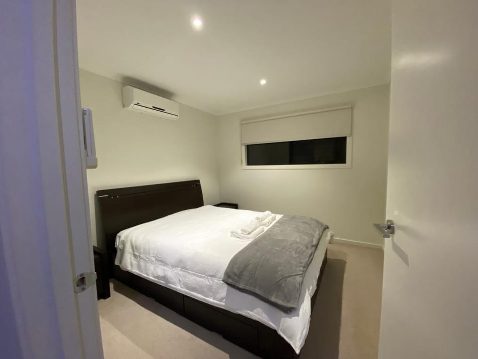 Bed, Bedroom, air conditioner