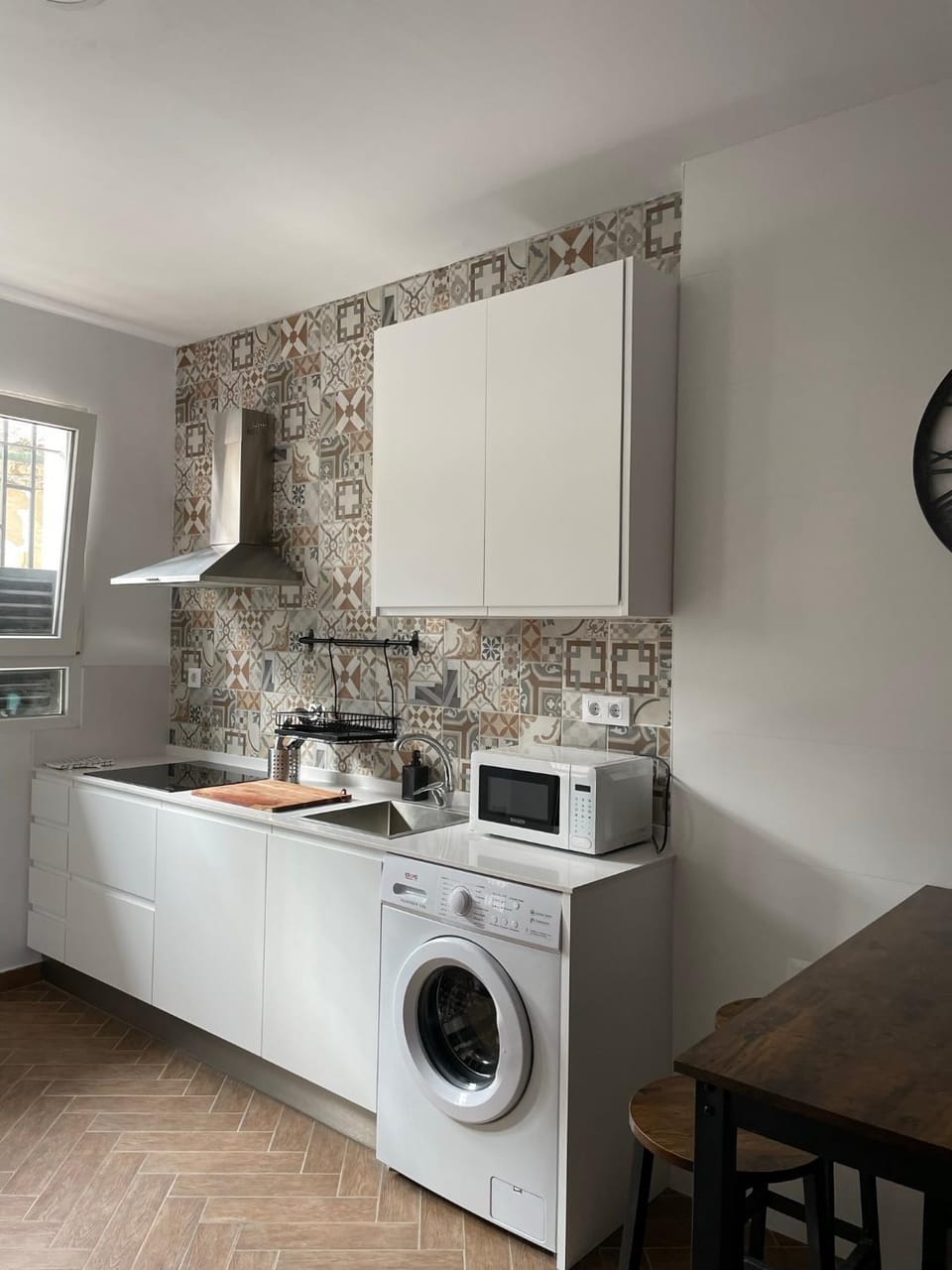 Kitchen or kitchenette, minibar, washing machine