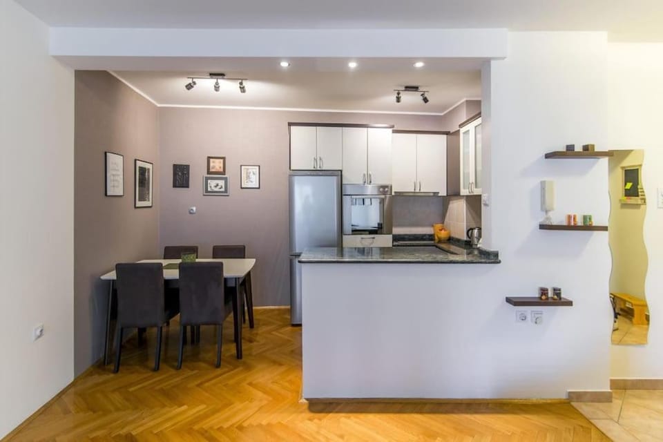 Kitchen or kitchenette, Dining area