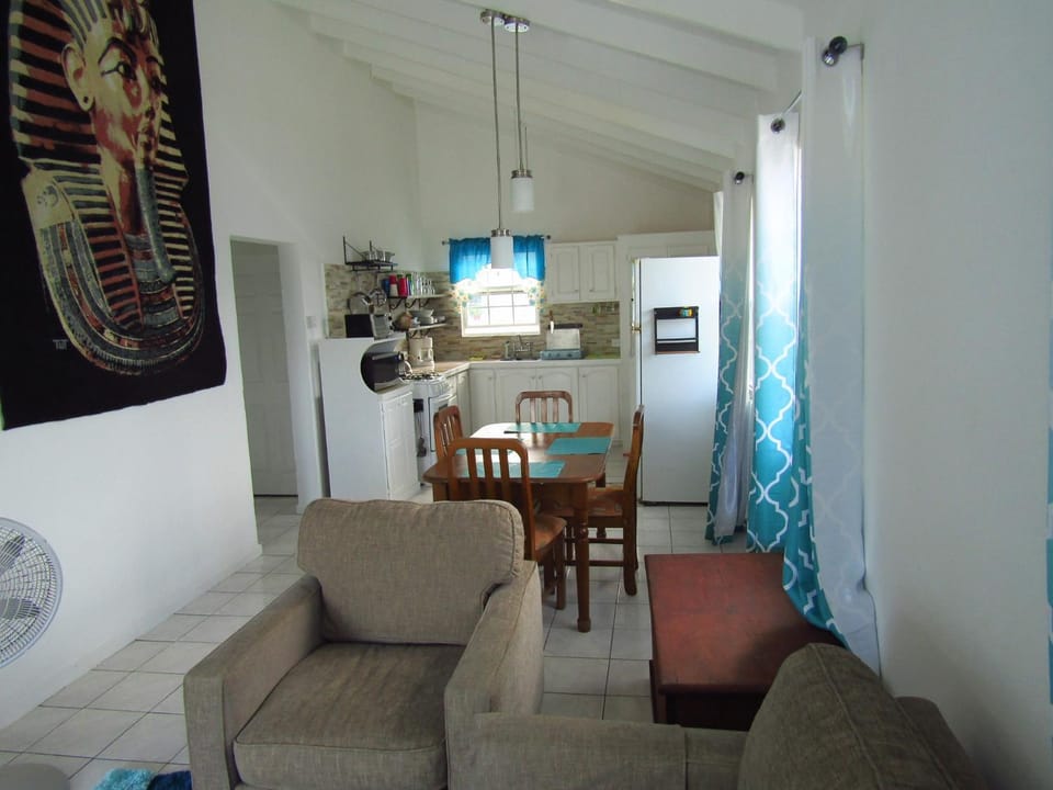 Kitchen or kitchenette, Seating area, Dining area