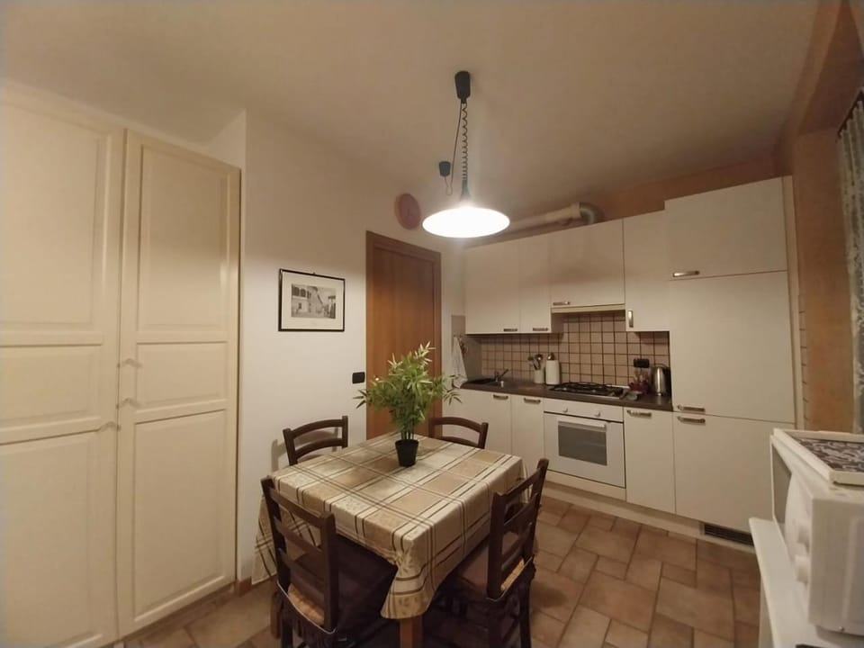Kitchen or kitchenette, Dining area, Breakfast, Inner courtyard view, minibar, pet friendly