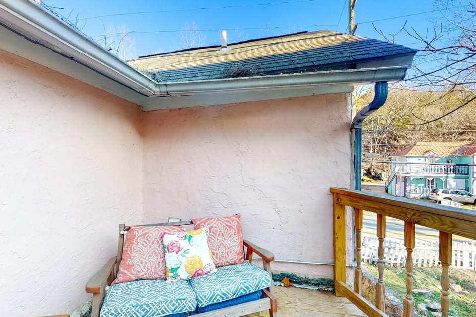 The Pink House on Main - Upper Apartment in Eureka Springs