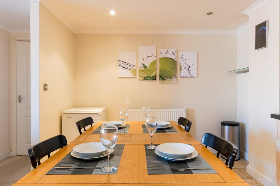 Kitchen or kitchenette, Seating area, Dining area