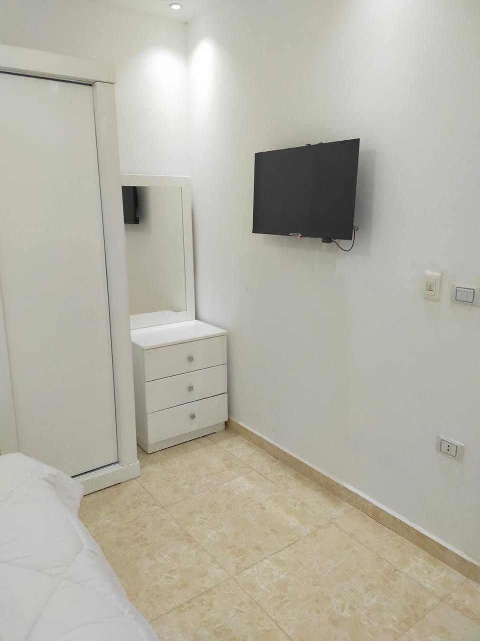 Bed, TV and multimedia, Photo of the whole room, Bedroom