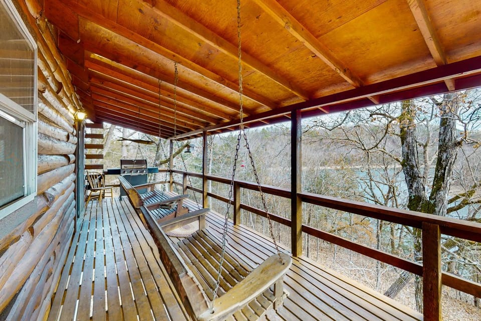 Charlie's Ol' Fishing Cabin Cabin in Beaver Lake