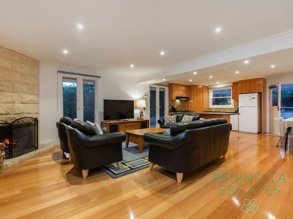 TV and multimedia, Living room, Seating area, Evening entertainment