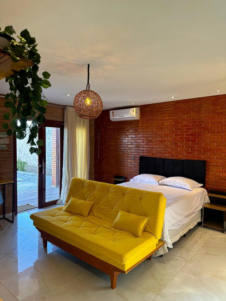 Bed, Living room, Photo of the whole room, Seating area, Bedroom, air conditioner