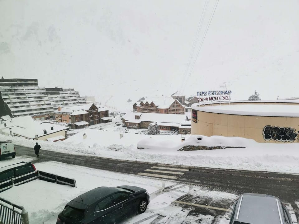 Grand studio lumineux sud, 6 pers., centre station - FR-1-404-342 Apartment in Aragon