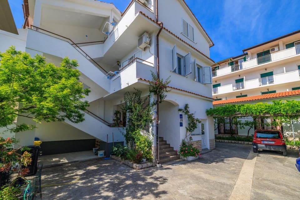 Patio, Facade/entrance