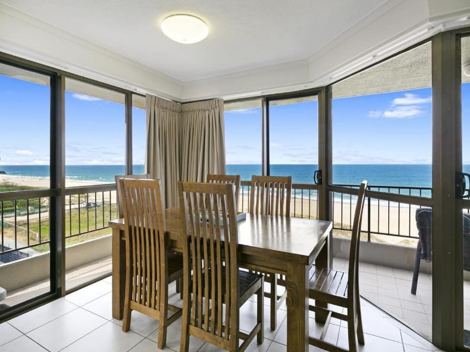 Surfside Court - Hosted by Burleigh Letting Apartment in Palm Beach